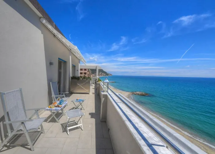 Vela D'oro Pensión Pietra Ligure